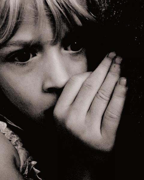 640px-scared_child_at_nighttime-9101025