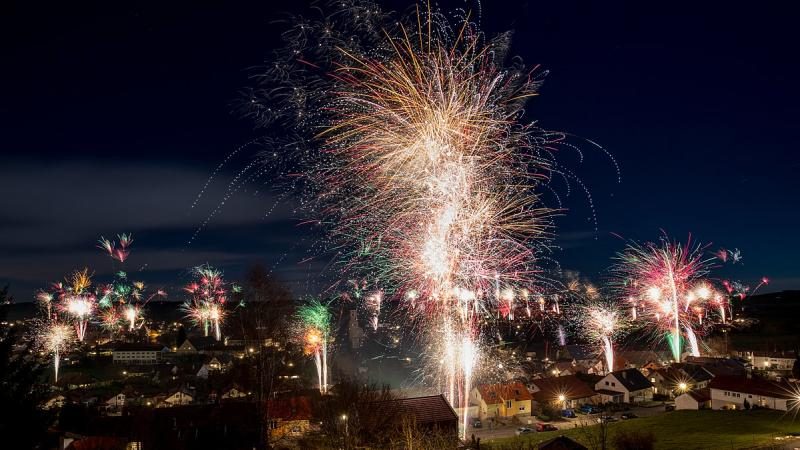 1200px-fireworks_on_new_year27s_eve_in_a_small_swabian_village_281292c_brightened-5941370