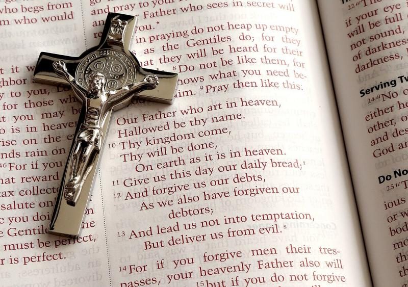 1200px-lord27s_prayer_and_a_crucifix-8834003