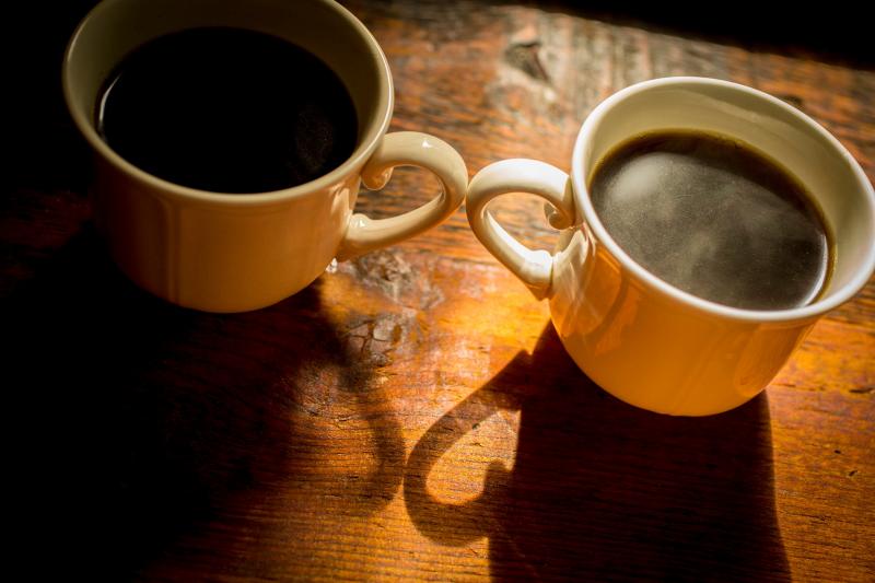 Ojos que no ven, corazón que no siente: la verdad sobre los efectos recíprocos del sueño y el café