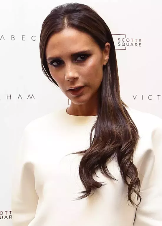 Las ondas voluminosas de Victoria Beckham son un estilo que no te puedes perder. Este estilo glamuroso desprende el encanto del viejo Hollywood y es sorprendentemente fácil de conseguir. Empieza aplicando una espuma o spray voluminizador sobre el pelo húmedo y sécalo con un cepillo redondo para darle cuerpo y volumen. Una vez seco, utiliza un rizador para crear ondas sueltas por todo el cabello. Para aumentar el volumen, dale la vuelta a la cabeza y despeina suavemente las raíces con los dedos. Termina con un spray de brillo para añadir glamour.