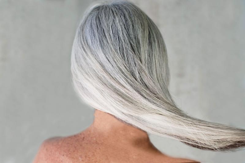 Cómo aclarar las canas en casa: productos y trucos de estilista