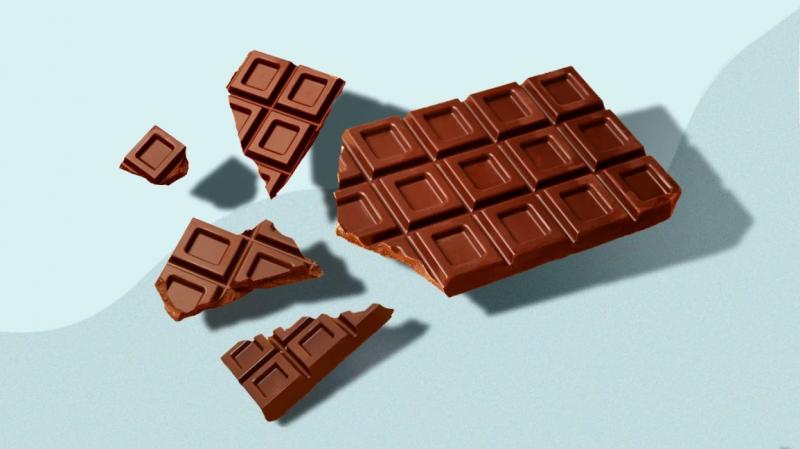 Otra buena opción es el chocolate sin azúcar. Estos chocolates se endulzan con edulcorantes artificiales en lugar de azúcar, lo que los convierte en una alternativa baja en calorías. Sin embargo, es importante tener en cuenta que algunos edulcorantes artificiales pueden tener un efecto laxante si se consumen en grandes cantidades, por lo que la moderación es clave.