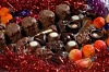 El chocolate negro es una gran opción para quienes están a dieta. Es rico en antioxidantes y contiene menos azúcar que el chocolate con leche. El mayor contenido de cacao del chocolate negro también significa que tiene un sabor más fuerte e intenso, por lo que puede satisfacer sus antojos de chocolate con sólo un trocito.