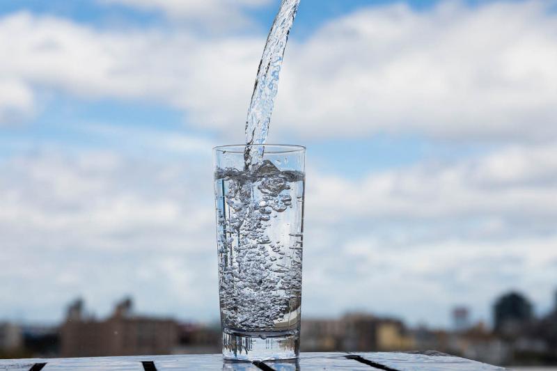No te dejes secar: cómo beber agua correctamente en verano