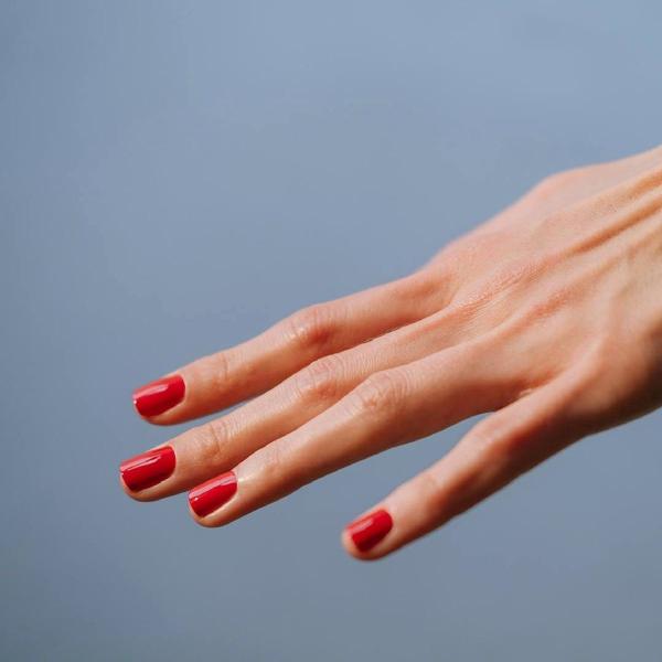 undefinedRed: El clásico esmalte de uñas rojo es un símbolo de confianza y poder. Si utilizas a menudo este color atrevido, es probable que seas una persona asertiva y apasionada. No tiene miedo de ir a por lo que quiere y destacar entre la multitud. La gente se siente atraída por su personalidad magnética y admira su capacidad para tomar las riendas en cualquier situación.