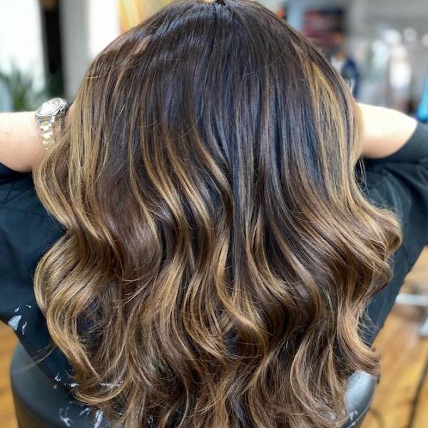 El secreto para lograr este radiante efecto de coloración reside en la habilidad y precisión del colorista. Seleccionan cuidadosamente los tonos que complementan el color natural del cabello, utilizando una combinación de tonos cálidos y fríos para añadir dimensión y profundidad. Mediante el uso de una combinación de técnicas, como el balayage y el foiling, son capaces de crear un look que se mezcla a la perfección de oscuro a claro, lo que resulta en un acabado impresionante y natural.