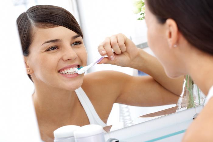 5 hábitos cotidianos perjudiciales para los dientes