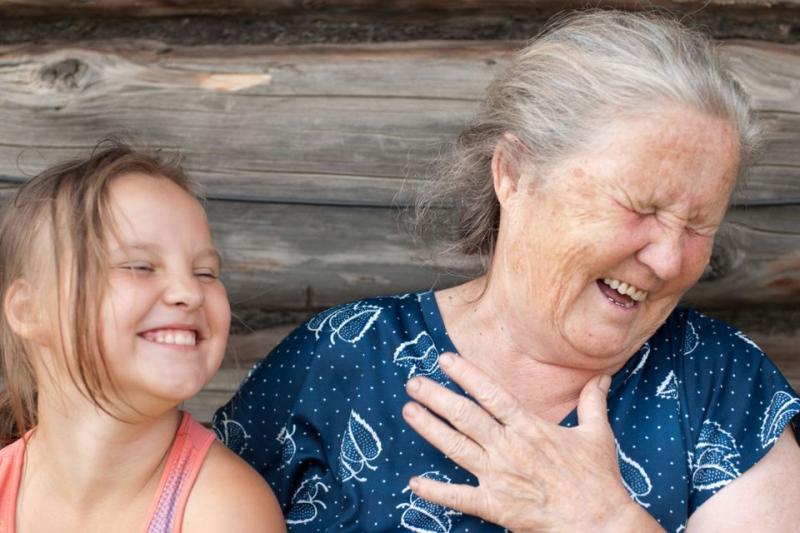 Un estudio reciente realizado por un equipo de investigadores de varias universidades pretendía responder a esta pregunta. En el estudio participaron más de 500 abuelas a las que se pidió que valoraran sus sentimientos de amor y afecto hacia sus nietos y hacia sus propios hijos. Los investigadores también recogieron datos sobre la cantidad de tiempo que pasaban con cada grupo.