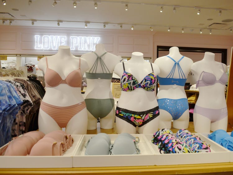 La medida ha suscitado reacciones encontradas entre los consumidores y los expertos del sector. Los partidarios aplauden a Victoria's Secret por dar un paso hacia la inclusión y desafiar los cánones de belleza tradicionales. Creen que este cambio ayudará a mejorar los problemas de imagen corporal e inspirará confianza a las clientas que no se vean reflejadas en las anteriores campañas de marketing de la marca.