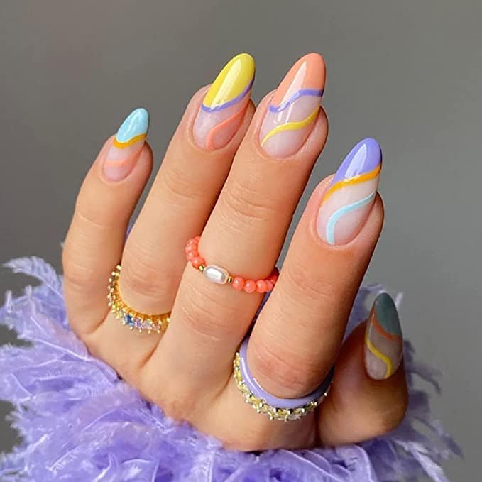 Diseño de uñas: almendra y otras tendencias juveniles en nail-art