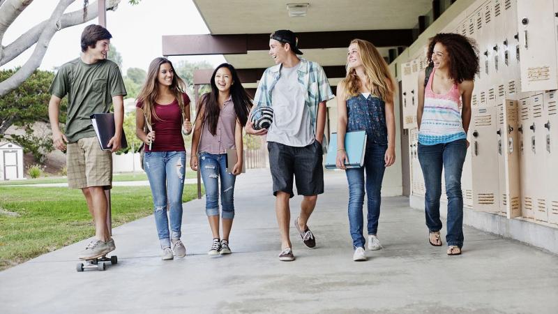 Para los empollones, el instituto era un patio de recreo para su curiosidad e intelecto. Disfrutaban con sus actividades académicas, ya fuera resolviendo complejos problemas matemáticos o adentrándose en el mundo de la ciencia ficción. Abraza al empollón que llevas dentro y comprueba si eras así en el instituto.