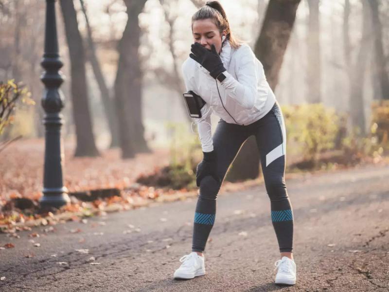 No dejes que el frío sea una excusa para dejar de lado tu salud y tu forma física. Si cocinas en casa, te mantienes activo e hidratado, podrás perder peso y ahorrar dinero sin salir de casa.