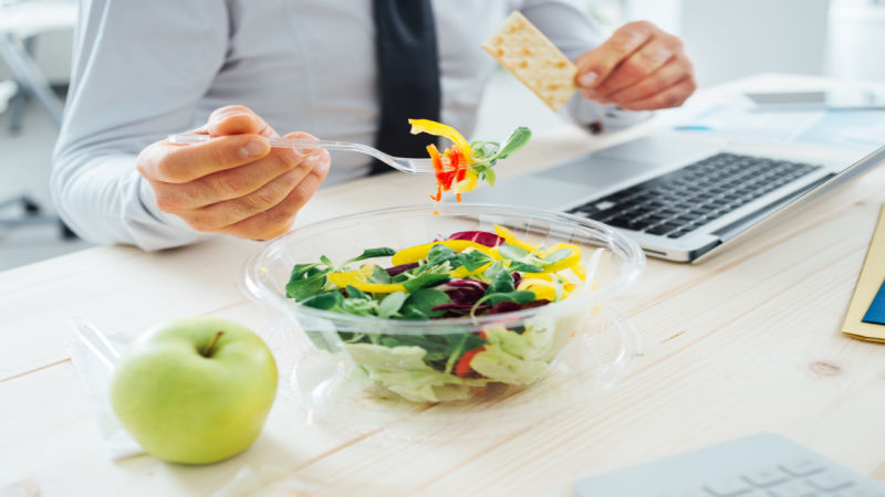 undefinedEn conclusión, perder peso no tiene por qué implicar dietas estrictas y privaciones. Haciendo pequeños cambios sostenibles en su estilo de vida, como adoptar una dieta equilibrada, controlar las porciones, ser constante con el ejercicio y mantenerse hidratado, puede perder peso sin sacrificar su bienestar general. Recuerde, se trata de tomar decisiones saludables y encontrar una rutina que funcione para usted.