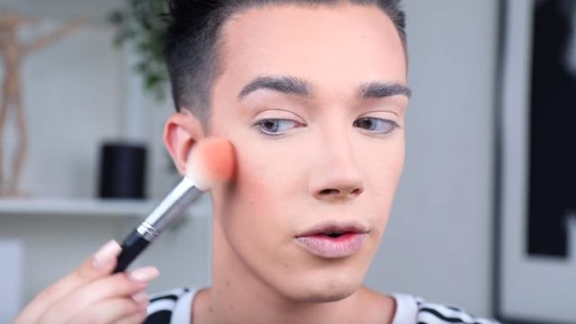 Vamos chicos: los blogueros de belleza masculinos que maquillan mejor que tú