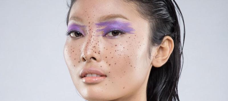 En el otro extremo del espectro, están las que prefieren un look más natural y minimalista. Pueden optar por una simple crema hidratante con color, un toque de máscara de pestañas y un toque de bálsamo labial. Este enfoque discreto sugiere que confían en su belleza natural y dan prioridad a la sencillez y la practicidad. A menudo se considera que estas personas tienen los pies en la tierra, no necesitan mucho mantenimiento y se centran más en sus cualidades interiores que en su aspecto exterior.