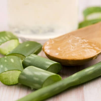 Para un tratamiento revitalizante del cabello, mezcla gel de aloe vera con una cucharada de aceite de coco y unas gotas de aceite esencial de lavanda. Masajea el cuero cabelludo y el cabello con la mezcla y deja que actúe durante 30 minutos antes de aclarar. Este tratamiento casero dejará tu pelo suave, brillante y rejuvenecido.