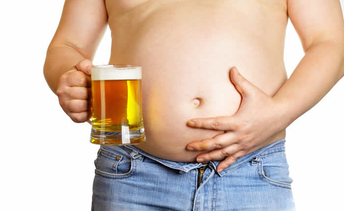 Malo, pero suyo: por qué las mujeres guapas se sienten atraídas por los hombres con barriga cervecera