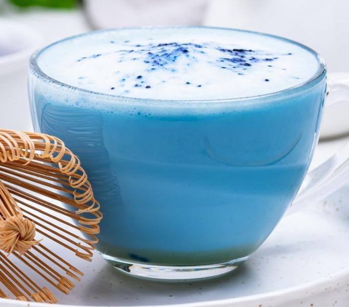 En qué se diferencia el té azul del té verde