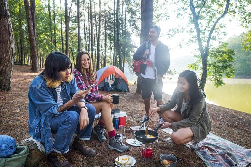 Ante todo, es esencial que informes a alguien de tus planes antes de aventurarte en el bosque. Así, en caso de emergencia, las autoridades podrán ser alertadas de tu paradero. Además, vestirse adecuadamente es clave para garantizar tu seguridad. Llevar calzado resistente, pantalones largos y sombrero puede protegerte de objetos punzantes, plantas venenosas y quemaduras solares.