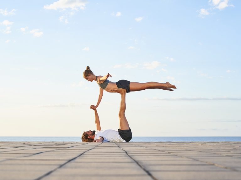 Yoga para dos: 11 asanas en pareja que fortalecerán tu relación