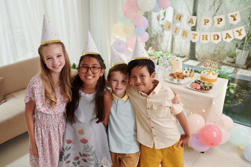 Los cumpleaños son ocasiones especiales que merecen celebrarse por todo lo alto. Tanto si planea una fiesta para un niño como para un adulto, es importante elegir un tema único y memorable. Desde fiestas temáticas hasta salidas llenas de aventuras, existen innumerables ideas para hacer de la celebración del cumpleaños un día para recordar.