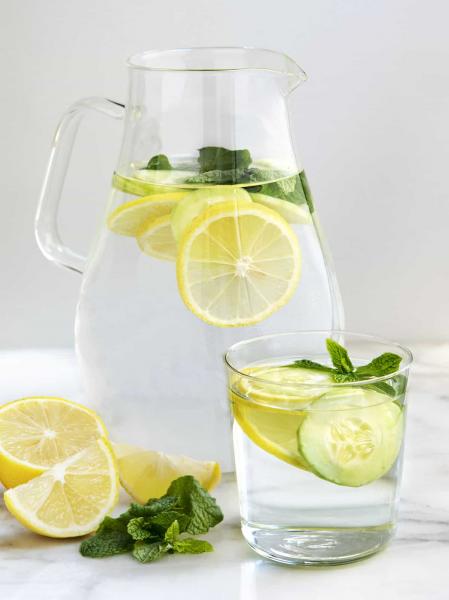 Agua de limón: 12 razones para empezar a beberla por las mañanas (y 8 recetas)