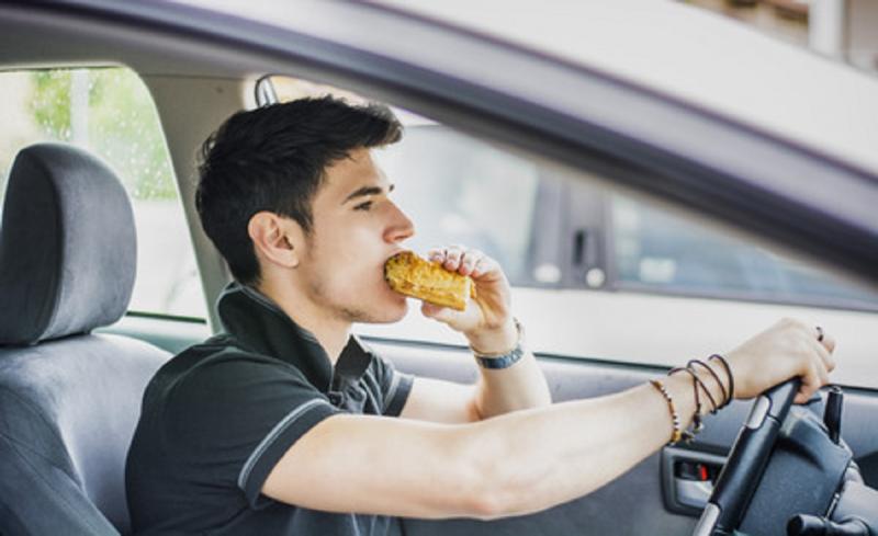 undefined3. Cucurucho de helado: Aunque sin duda es tentador disfrutar de un refrescante cucurucho de helado en un día caluroso, consumirlo al volante puede ser bastante peligroso. El helado derretido puede convertirse rápidamente en una masa pegajosa que dificulta el control del volante.