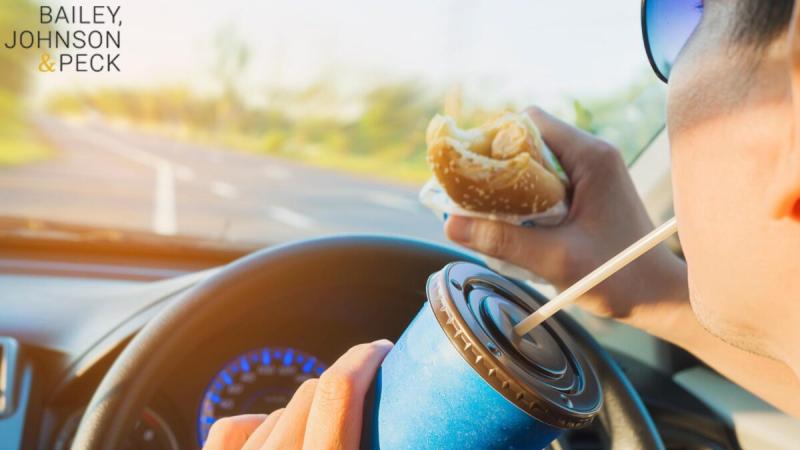 undefined8. Tableta de chocolate: Aunque el chocolate puede levantar el ánimo al instante, también puede causar un desastre pegajoso y distraerle de la carretera. El chocolate derretido en las manos puede crear un volante resbaladizo, haciendo más difícil mantener el control.