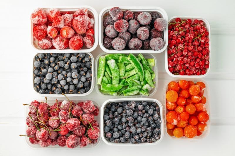 Aunque la mayoría de las frutas y verduras congeladas son una opción saludable, hay algunas opciones destacadas que ofrecen un valor nutritivo especialmente alto. Los arándanos, por ejemplo, están repletos de antioxidantes que ayudan a combatir los radicales libres y favorecen la salud en general. Las espinacas son otra gran opción, ya que son ricas en hierro, calcio y otros nutrientes esenciales. Y no te olvides del pescado congelado, que es una gran fuente de ácidos grasos omega-3 que favorecen la salud del corazón.