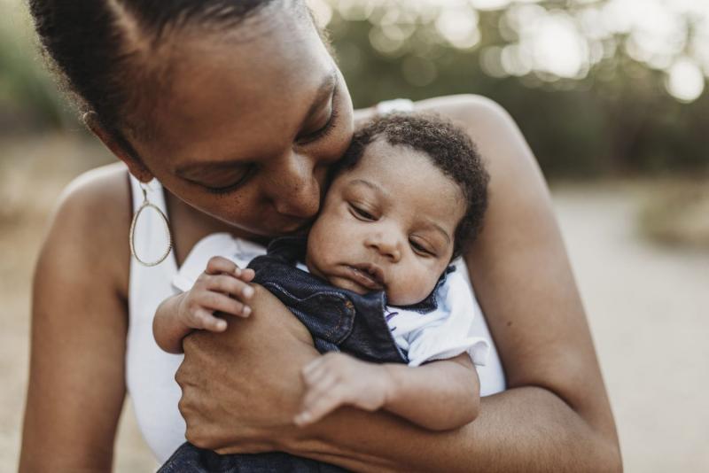 Ser madre significa cuidar, nutrir y proteger. Es abnegación, sacrificio y amor incondicional. Es anteponer a los demás a uno mismo y hacer lo que sea necesario para garantizar el bienestar y la felicidad de los hijos. Por otro lado, ser amante es pasión, intimidad y deseo. Es conexión, atracción y placer. Se trata de abrazar tus propias necesidades y deseos, al tiempo que das prioridad a las necesidades y deseos de tu pareja. Ambos papeles tienen sus propios retos y recompensas.