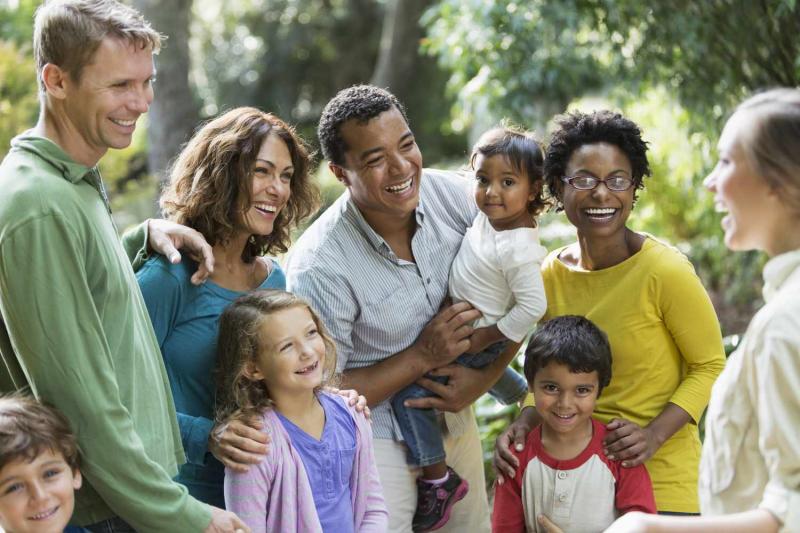 La idea de esta red de citas es sencilla pero eficaz. Mediante la creación de zonas designadas en los parques donde los solteros pueden conocerse y charlar, la red pretende reunir a la gente en un entorno natural y relajado. Ya sea para hacer footing por la mañana, ir de picnic por la tarde o pasear al atardecer, estos parques ofrecen el escenario perfecto para establecer contactos y encontrar el amor.