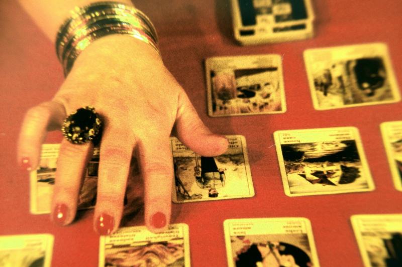 Cartas del tarot en las uñas: las reglas de la principal tendencia mística
