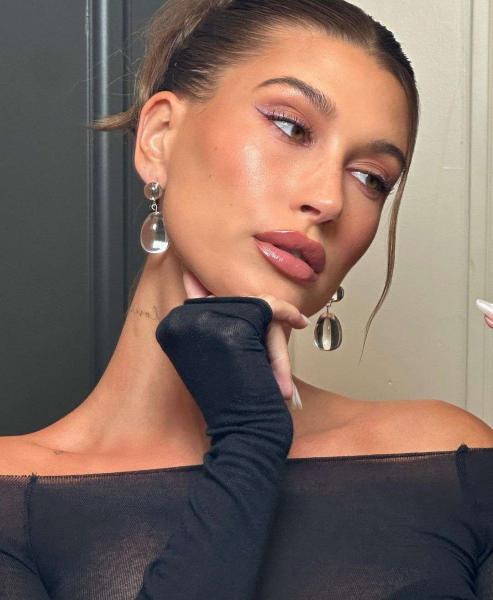 Hailey Bieber es conocida por su belleza natural y su glamour sin esfuerzo. Sus looks de maquillaje son siempre perfectos, ya sea en la alfombra roja o haciendo recados. Ahora puedes recrear su estilo icónico con este tutorial paso a paso.