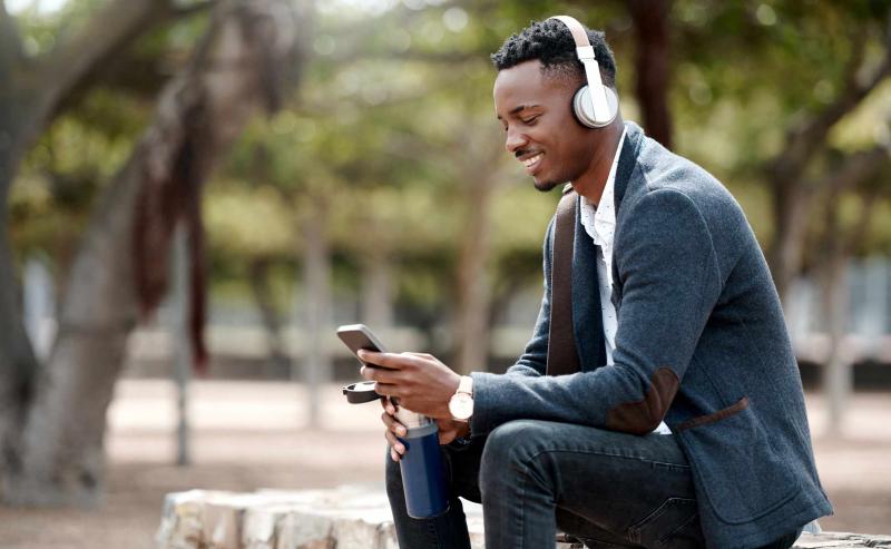 Además de la pérdida de audición, el uso prolongado de auriculares también puede tener efectos físicos en nuestro cuerpo. Llevar auriculares durante largos periodos de tiempo puede ejercer presión sobre los oídos y las zonas circundantes. Esta presión puede causar molestias e incluso dolor, y provocar dolores de cabeza y de oído. Además, llevar auriculares durante periodos prolongados puede atrapar la humedad y el calor, creando un entorno ideal para el crecimiento de bacterias y hongos. Esto puede aumentar el riesgo de infecciones de oído y otros problemas relacionados.