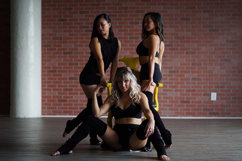 Si alguna vez has visto a una bailarina profesional moverse con gracia por el escenario con tacones altos, te habrás preguntado cómo consiguen que parezca que lo hacen sin esfuerzo. Bailar con tacones es una forma de arte que puede hacer que cualquiera se sienta más femenina y sexy. Tanto si eres principiante como si ya tienes experiencia, aprender a bailar con tacones puede ser una experiencia divertida y estimulante.