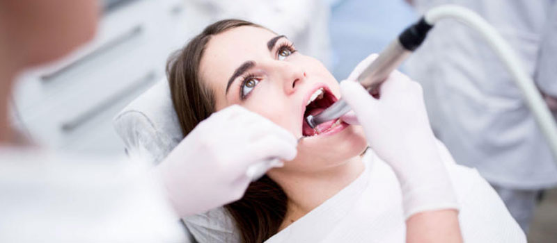 Un dentista especial: lo que hay que tener en cuenta al elegir un implantólogo