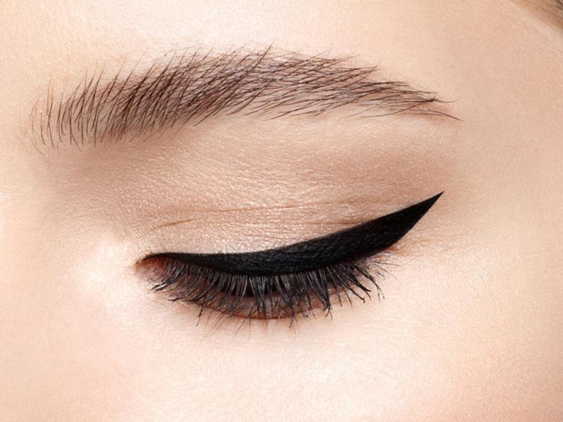 Para aumentar el dramatismo, delinea los ojos con un eyeliner negro y difumínalo con un pincel o con el dedo. Así crearás un efecto ahumado suave. Termina el look con un par de capas de máscara para definir las pestañas y hacerlas resaltar.