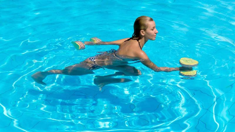 Cómo quemar calorías rápidamente: 5 ejercicios en el agua