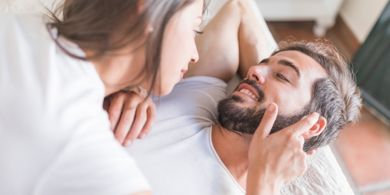 Los hombres barbudos, con su aspecto rudo e indómito, desprenden una sensación de confianza y masculinidad. Una barba bien cuidada puede realzar los rasgos faciales y dar a un hombre un aspecto distinguido. La barba puede considerarse un símbolo de sabiduría y madurez, atractivo para quienes buscan una pareja que desprenda autoridad y experiencia.