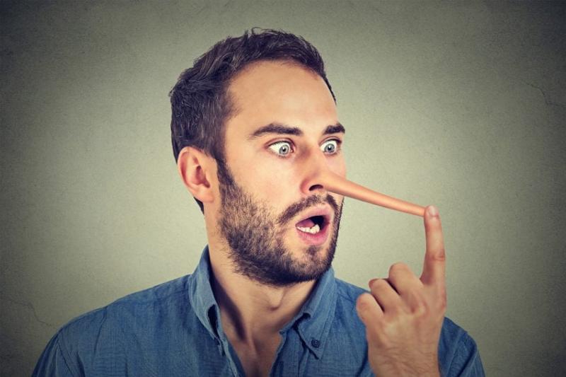 Tocarse la nariz es mentir: mitos populares sobre el lenguaje corporal