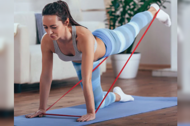 Cómo entrenar con una banda elástica para glúteos te ayudará a tensar los músculos