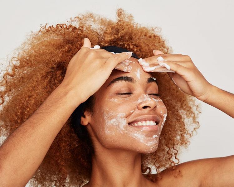 Turno de noche: 6 errores críticos que cometes al utilizar productos de belleza antes de acostarte