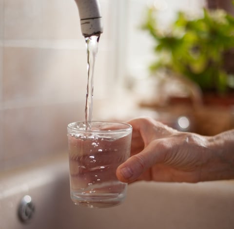 ¿Qué nos están vendiendo realmente bajo la apariencia de agua mineral? Es incluso peor que el agua del grifo.