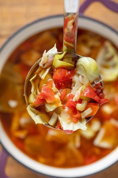 Sopa de lentejas rojas, zanahorias y pimientos dulces