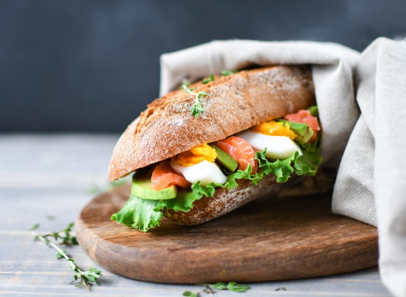 En primer lugar, los bocadillos suelen carecer de los nutrientes esenciales necesarios para mantener los niveles de energía a lo largo del día. La mayoría de los bocadillos se elaboran con pan refinado, rico en hidratos de carbono pero pobre en fibra y vitaminas y minerales esenciales. Esto puede provocar un rápido aumento de los niveles de azúcar en sangre, seguido de un bajón, lo que hace que te sientas hambriento y decaído poco después de comer.