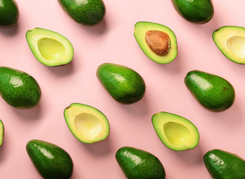 undefinedUna cuestión clave es la falta de nutrientes esenciales en una dieta basada únicamente en la fruta. Las frutas son ricas en vitaminas y fibra, pero carecen de nutrientes vitales, como proteínas, grasas saludables y ciertos minerales. Nuestro cuerpo necesita estos nutrientes para funcionar de forma óptima, y una carencia puede provocar graves problemas de salud, como debilidad muscular, alteraciones de la función inmunitaria y desequilibrios hormonales.