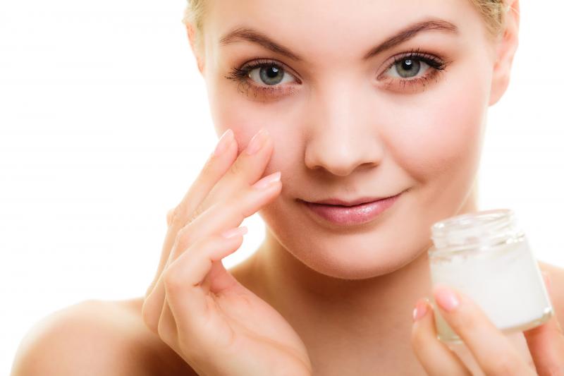 La crema de día y la crema de noche son dos productos distintos diseñados para atender necesidades de cuidado de la piel diferentes. Ambas desempeñan un papel crucial a la hora de mantener la piel hidratada y protegida, pero tienen fórmulas y finalidades específicas.