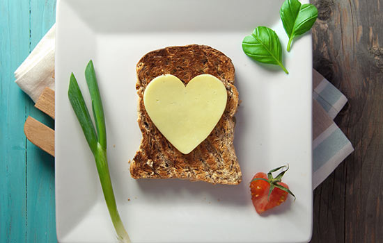 Pero, ¿qué hace que el queso sea tan beneficioso para la salud del corazón? Es la combinación de nutrientes que contiene, como calcio, proteínas y grasas saludables. Estos nutrientes actúan conjuntamente para promover la salud del corazón reduciendo la inflamación, mejorando los niveles de colesterol y manteniendo la función cardiovascular.