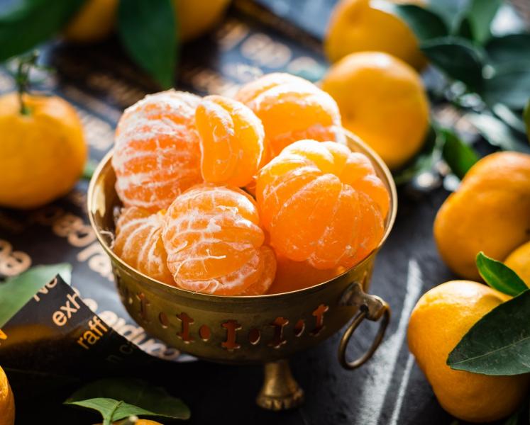 undefinedEn segundo lugar, considere la posibilidad de utilizar un cuchillo para marcar la piel de la mandarina antes de pelarla. Esto no sólo facilita la tarea, sino que también realza el sabor y el aroma de la fruta. Corte suavemente la piel con un movimiento circular, con cuidado de no cortar la pulpa. Esto permitirá que se liberen los aceites naturales y los compuestos aromáticos, dando a la mandarina un sabor más intenso y agradable.